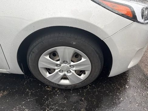 Used 2017 Kia Forte LX FWD image 2