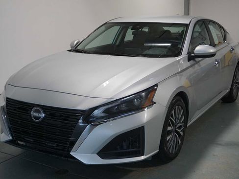 Used 2023 Nissan Altima 2.5 SV image 1