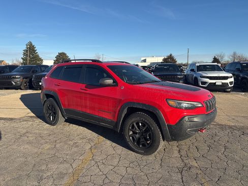 Used 2019 Jeep Cherokee Trailhawk image 4