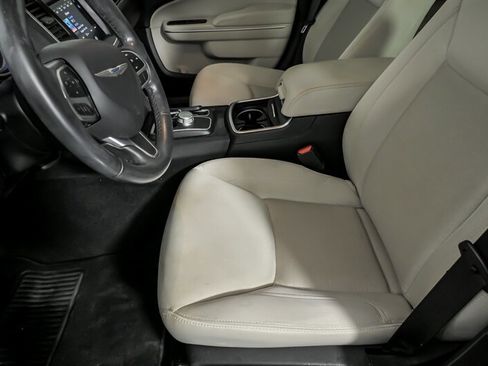 Used 2020 Chrysler 300 Touring w/ Chrome Appearance Package image 17