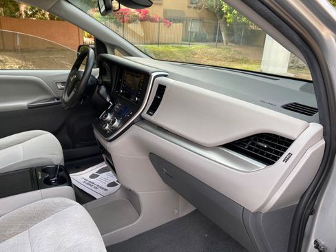 Used 2020 Toyota Sienna LE w/ LE Preferred Package image 54