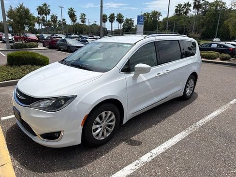 Used 2018 Chrysler Pacifica Touring-L FWD image 1
