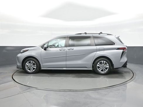 Used 2022 Toyota Sienna XLE Woodland Edition image 4