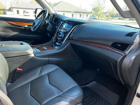 Used 2016 Cadillac Escalade Luxury AWD/4WD image 22