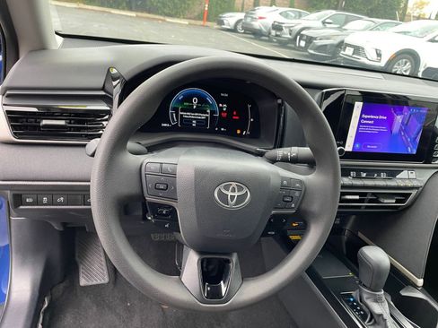 Used 2025 Toyota Camry LE image 28