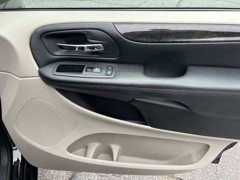 Used 2019 Dodge Grand Caravan SE w/ UConnect Hands-Free Group FWD image 15