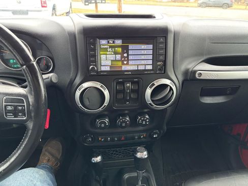 Used 2014 Jeep Wrangler Unlimited Sahara w/ Dual Top Group AWD/4WD image 11