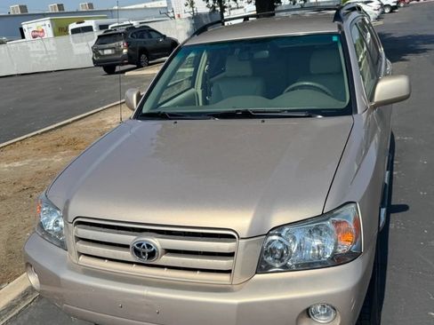 Used 2004 Toyota Highlander 2WD V6 w/ Preferred Pkg image 4