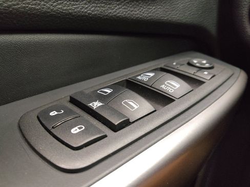 Used 2022 Jeep Cherokee Latitude Lux w/ Mopar Interior Package AWD/4WD image 27