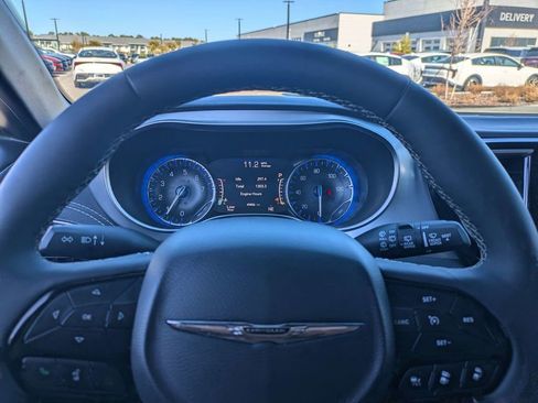 Used 2025 Chrysler Pacifica Limited FWD image 29