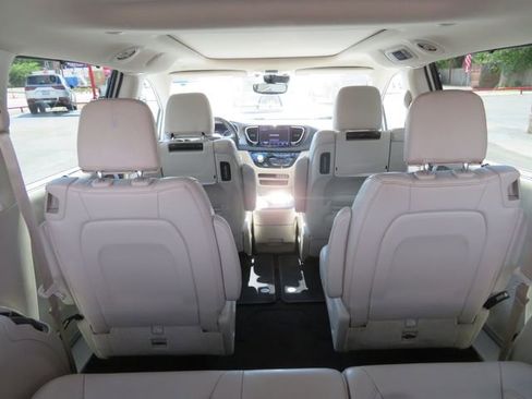 Used 2021 Chrysler Pacifica Touring-L w/ Uconnect Theater Family Group FWD image 21