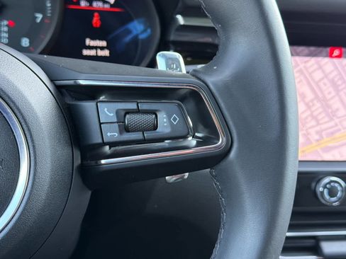 Certified 2025 Porsche Macan AWD/4WD image 28