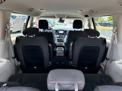 Used 2023 Chrysler Voyager LX FWD image 13