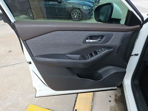 Used 2023 Nissan Rogue SV image 12