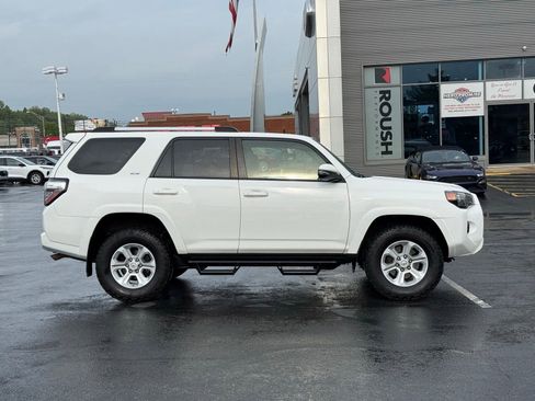 Used 2019 Toyota 4Runner SR5 Premium AWD/4WD image 2