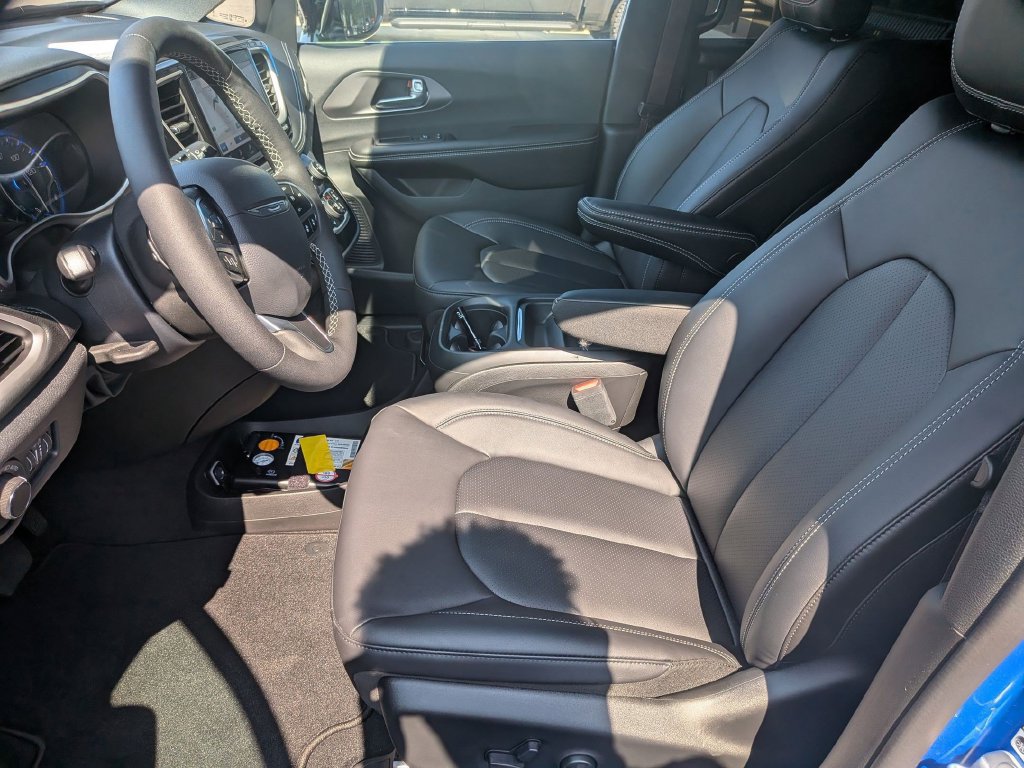 New 2027 Chrysler Pacifica Select FWD image 14