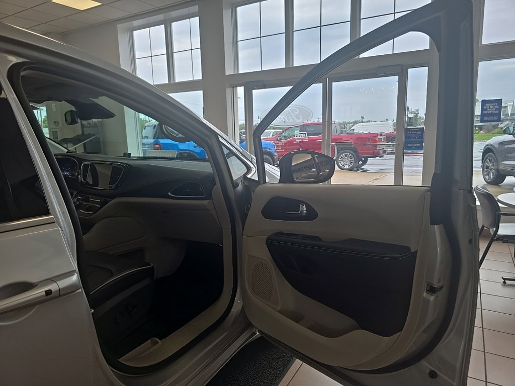 Used 2024 Chrysler Pacifica Limited FWD image 43