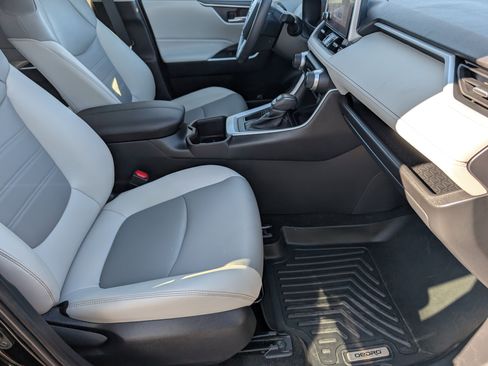 Used 2023 Toyota RAV4 XLE Premium image 26