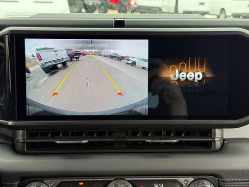 Used 2025 Jeep Wrangler Unlimited Sahara AWD/4WD image 12
