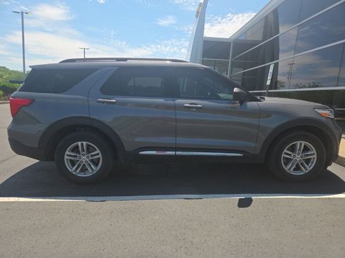 Used 2021 Ford Explorer XLT w/ Equipment Group 202A AWD/4WD image 6
