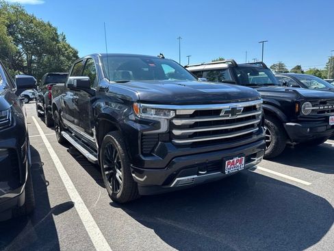 Used 2023 Chevrolet Silverado 1500 High Country w/ High Country Premium Package AWD/4WD image 2