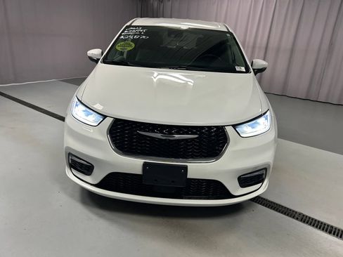 Used 2023 Chrysler Pacifica Touring-L FWD image 2