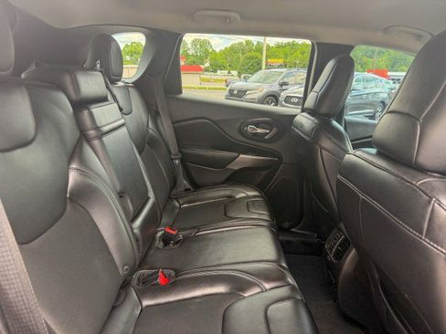 Used 2019 Jeep Cherokee Latitude Plus FWD image 14