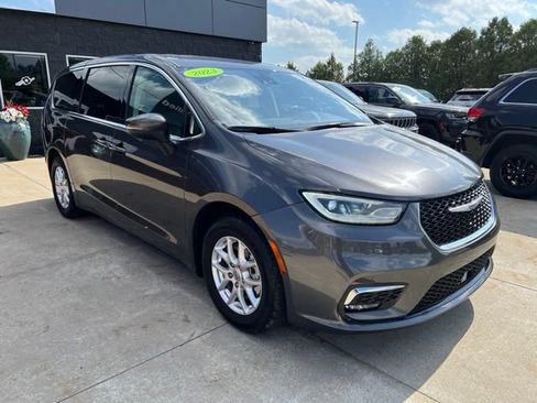 Used 2023 Chrysler Pacifica Touring-L FWD image 1