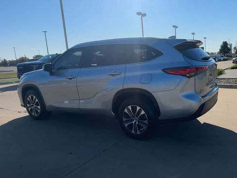Used 2021 Toyota Highlander XLE image 6