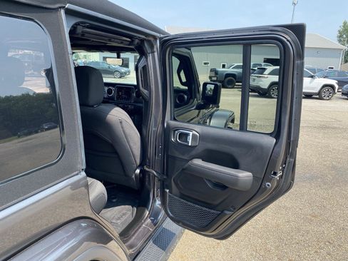 Used 2022 Jeep Wrangler Unlimited Sahara w/ Cold Weather Group AWD/4WD image 35