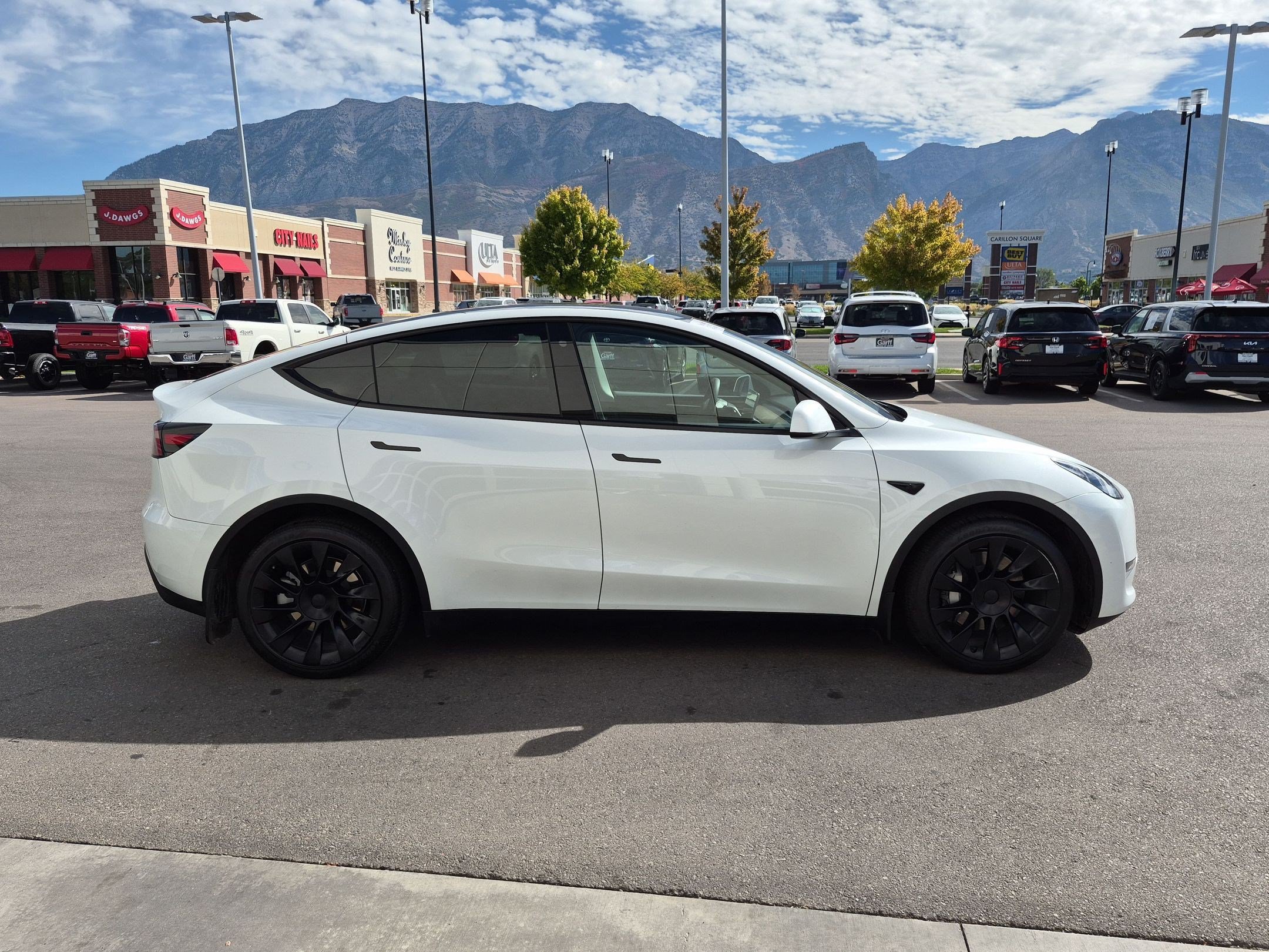 Used 2023 Tesla Model Y Long Range AWD/4WD image 2