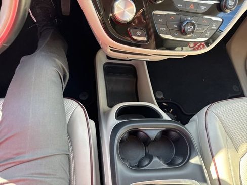 Used 2020 Chrysler Pacifica Limited image 17