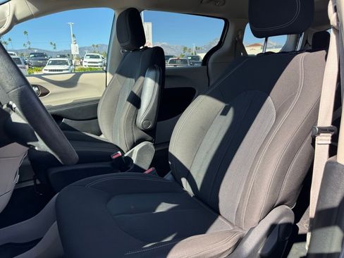 Used 2021 Chrysler Voyager L image 5