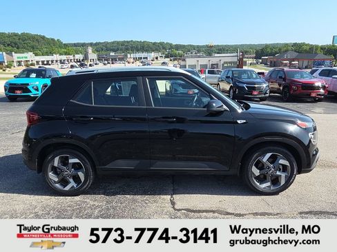 Used 2023 Hyundai Venue SEL FWD image 9