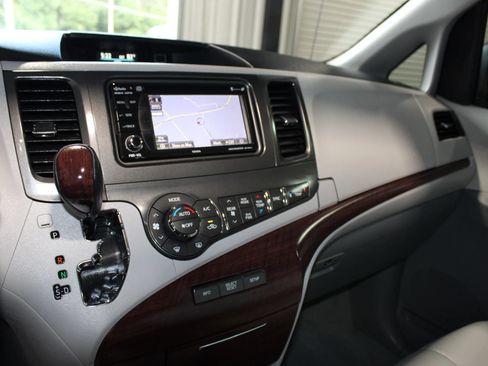 Used 2014 Toyota Sienna XLE FWD image 15