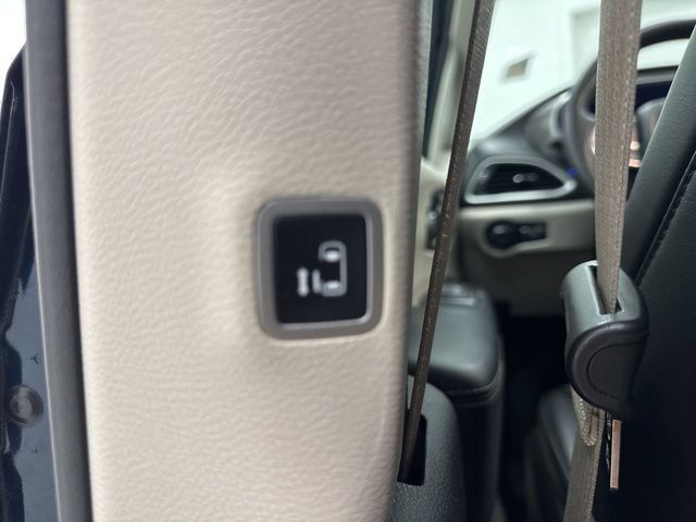 Used 2023 Chrysler Pacifica Touring-L FWD image 24