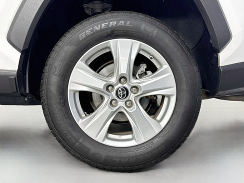 Used 2020 Toyota RAV4 LE AWD/4WD image 30