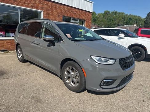 Used 2023 Chrysler Pacifica Limited FWD image 2