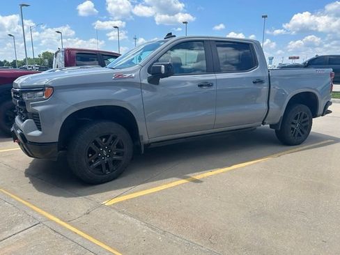 Used 2024 Chevrolet Silverado 1500 LT Trail Boss w/ LT Trail Boss Premium Package AWD/4WD image 2