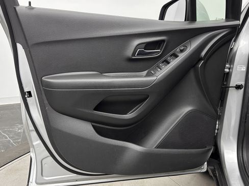 Used 2019 Chevrolet Trax LT w/ LT Convenience Package image 10