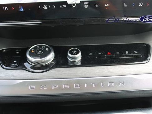 Used 2025 Ford Expedition Platinum w/ Driver's Package AWD/4WD image 19