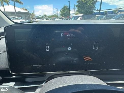 Used 2025 Kia Carnival EX FWD image 15