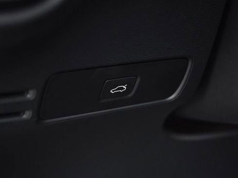 Used 2023 Volvo XC40 B5 Core image 11