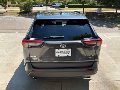 Used 2022 Toyota RAV4 XLE w/ Convenience Package AWD/4WD image 9