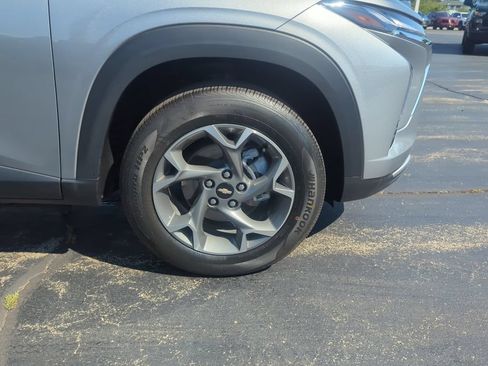 Certified 2024 Chevrolet Trax LT w/ LT Convenience Package FWD image 11