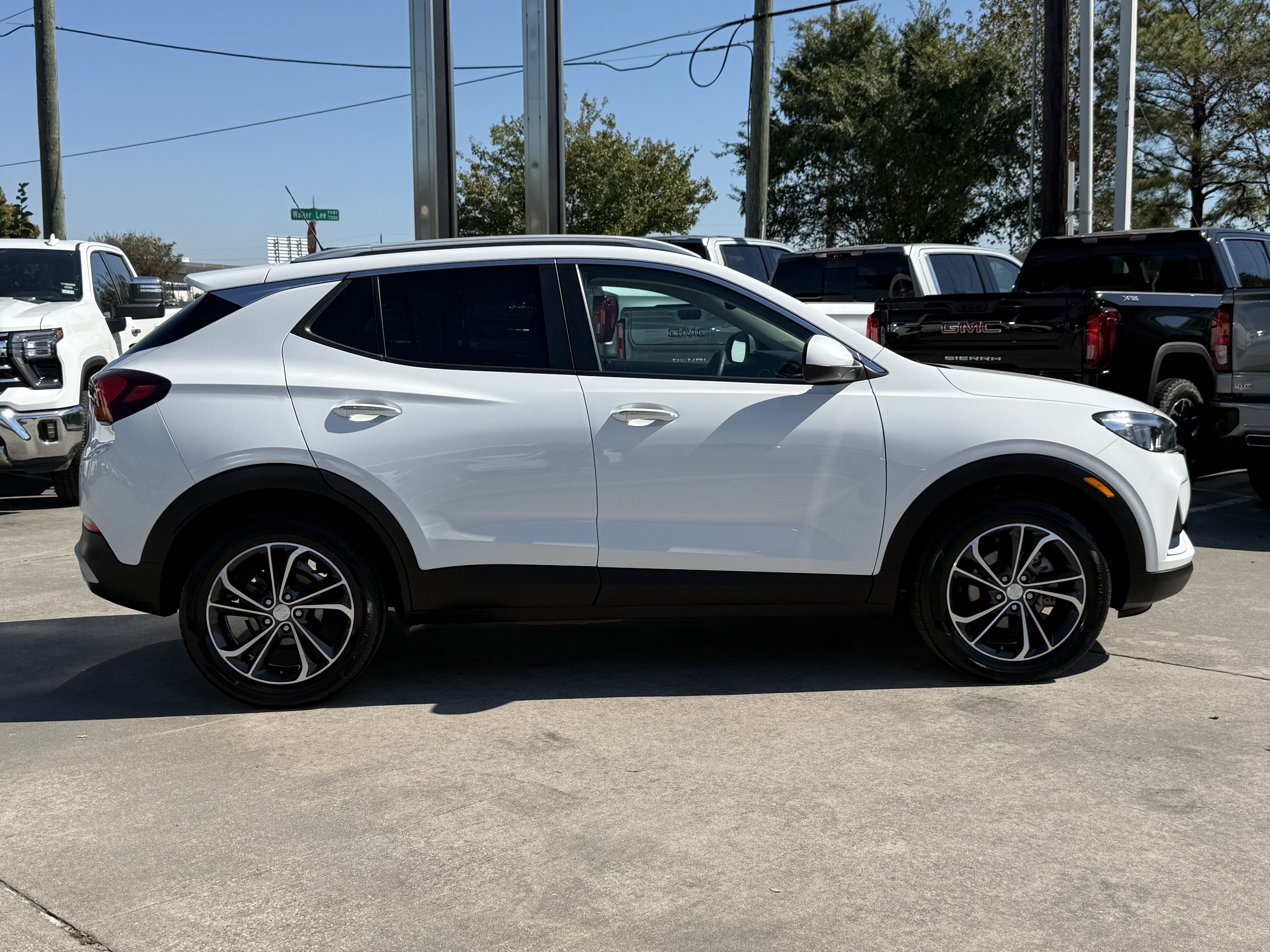Used 2023 Buick Encore GX Select FWD image 3