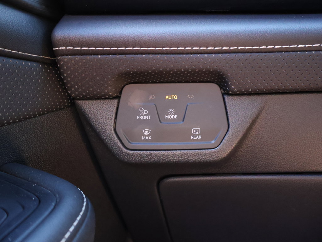 Used 2025 Volkswagen Atlas Cross Sport SE FWD image 30