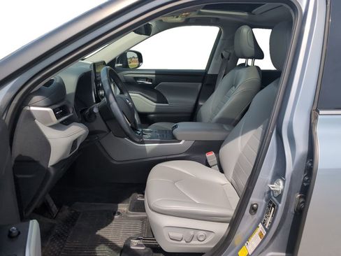 Used 2021 Toyota Highlander XLE image 8