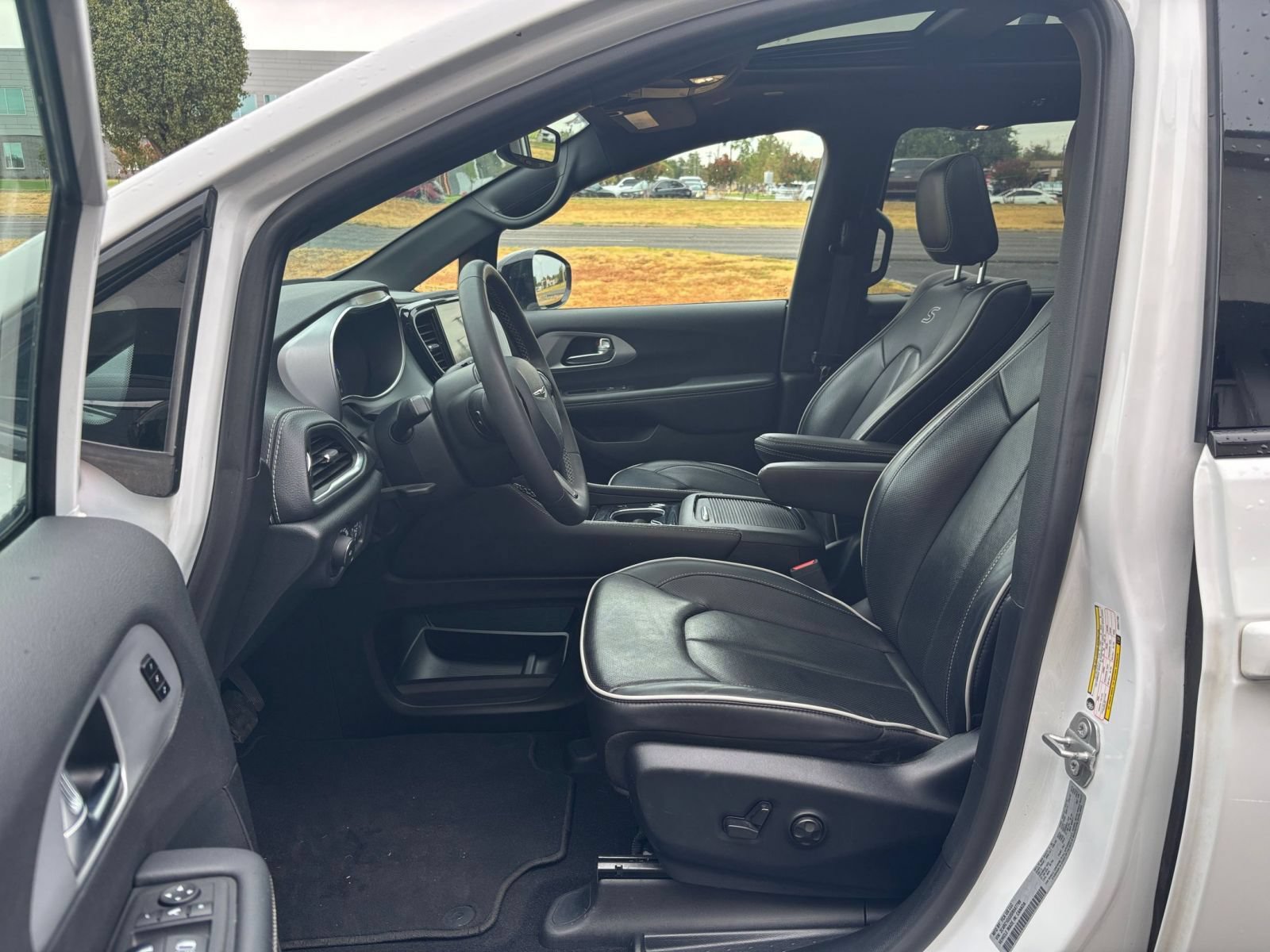 Used 2025 Chrysler Pacifica Limited FWD image 30