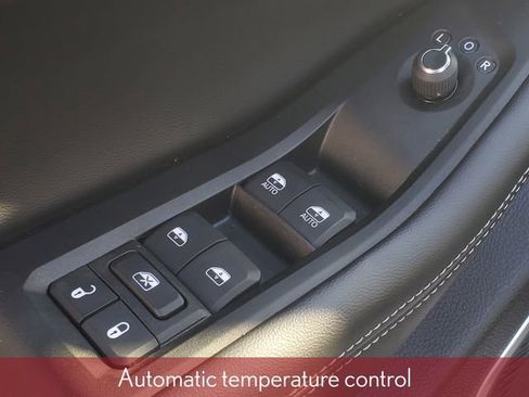 Used 2025 Jeep Grand Cherokee Limited w/ Black Appearance Package image 17